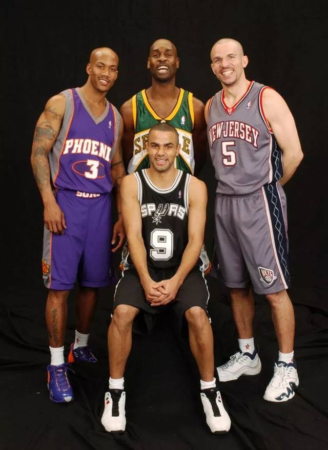 更是对他近 更是对他近